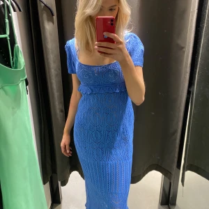 Zara klänning - Säljer nu denna jättesnygga klänning då den tyvärr är förstor….. Det är storlek S men sitter mer som en M. Endast snvänd 1 gång💗