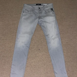 Replay Anbass - Säljer ett par replay anbass i storlek 32. De är i mycket bra skick och är knappt använda. Hör av er vid frågor och funderingar. Pris kan diskuteras