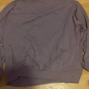 Comfy  - Lila tjocktröja. Finns en bleach fläck som jag inte kan få bort 