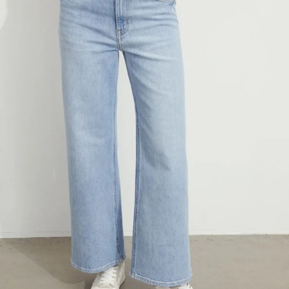 Ljusblåa jeans i mycket bra kvalite. Rak modell. Jeans & Byxor.