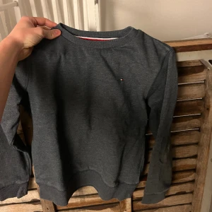 Tommy Hilfiger tröja  - Säljer för att den inte har kommit till användning och nu är den för liten. Skick abslout 10/10, verkligen inget fel på den. En helt underbar fin tröja. 