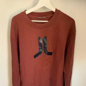 Sweatshirt  - Vinröd sweatshirt i bra skick  XXL men sitter som L-XL 70% Bomull 30% Polyester  