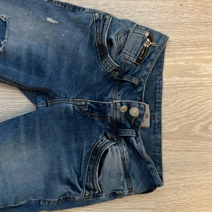 Ltb jeans, jonquil  - Ltb jenas i modellen ”Jonquil”, i färgen blue addicted. Dem är i storleken 25x30. Jag köpte dem för ca 1 år sedan, de är knappt använda då de är lite för små för mig(165cm). Jag köpte dem för nypris 779kr. Denna storlek är helt slutsåld!