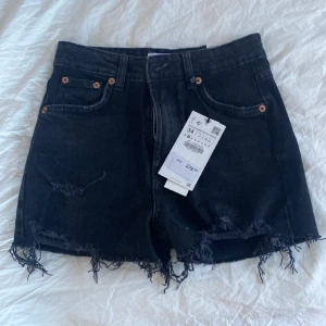 Shorts svarta Zara - Säljer dessa svarta shorts i storlek 34 från Zara. Helt oanvända, glömde lämna tillbaka, säljer då de är för små för mig. Original pris: 279kr