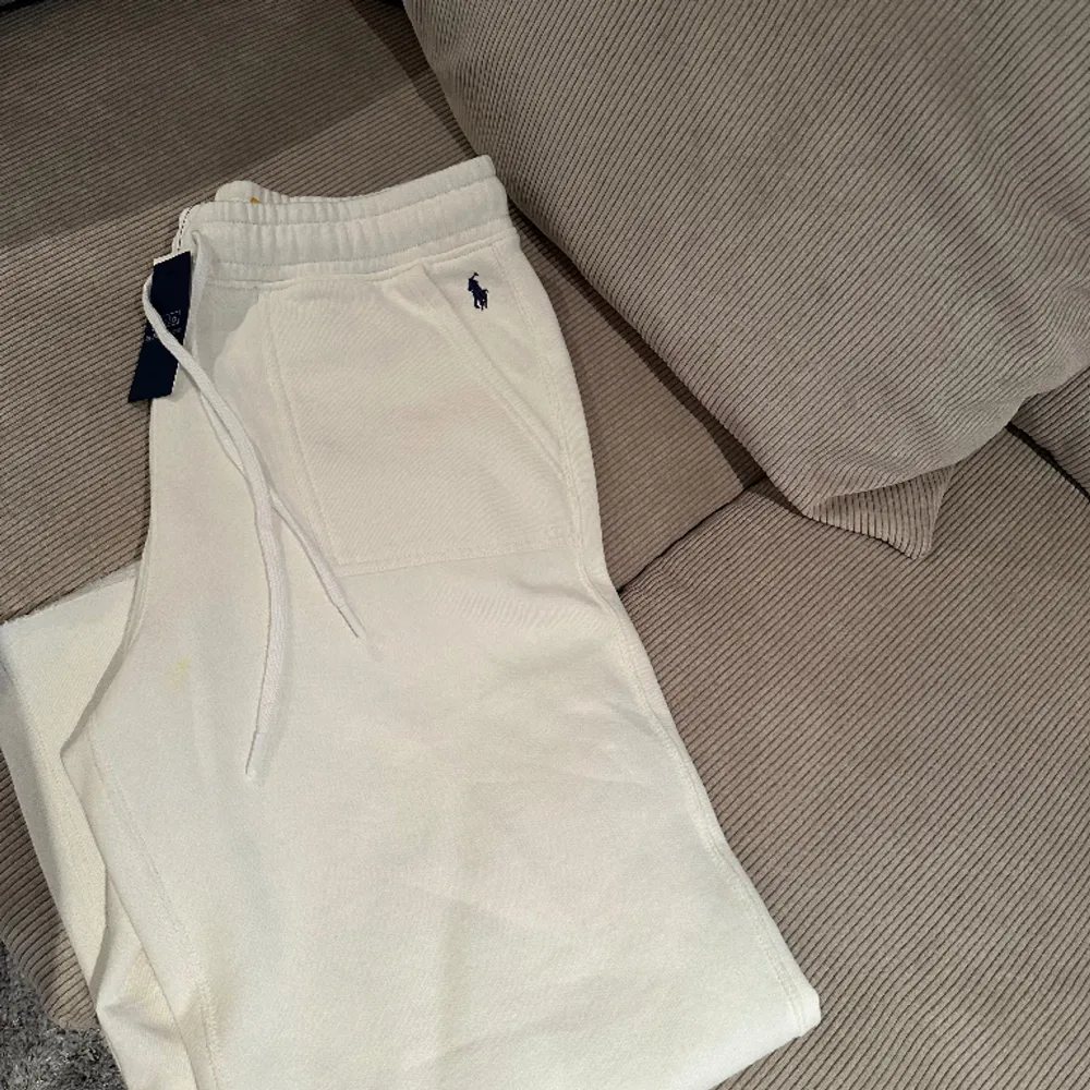 Säljer mina Ralph lauren mjukis byxor som ja fick i julklapp, har redan ett par liknande dom köptes för 1899kr. Jeans & Byxor.
