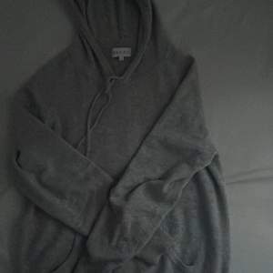 En jättefin Kashmirhoodie från Davida som säljs pga storlek jag skulle säga att den är i 8,5/10 skick och nypris ligger på ca 2500 och jag säljer för 850kr bara att fråga om det är något 