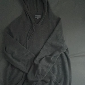 Kashmirhoodie från Davida - En jättefin Kashmirhoodie från Davida som säljs pga storlek jag skulle säga att den är i 8,5/10 skick och nypris ligger på ca 2500 och jag säljer för 850kr bara att fråga om det är något 