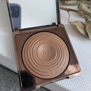 Caia bronzer - En nästintill ny bronzer från Caia i färgen La Digue. Den köptes i julas och är endast testad. Den är jättefin, men tyvärr är den för ljus för mig. Nypris: 345kr
