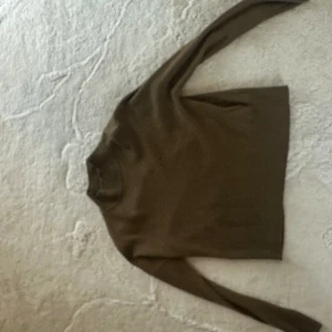 Rosmunde tröja - Stickad tröja från Rosemunde i olivfärgad färg. Mycket bra kvalitet. Storlek M