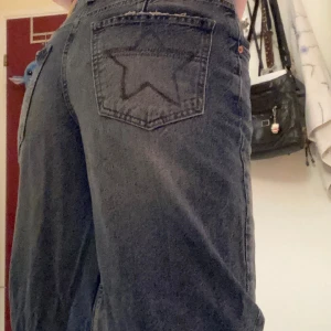 jeans - lowrise boyfriend jeans med en stjärna som jag målat själv 