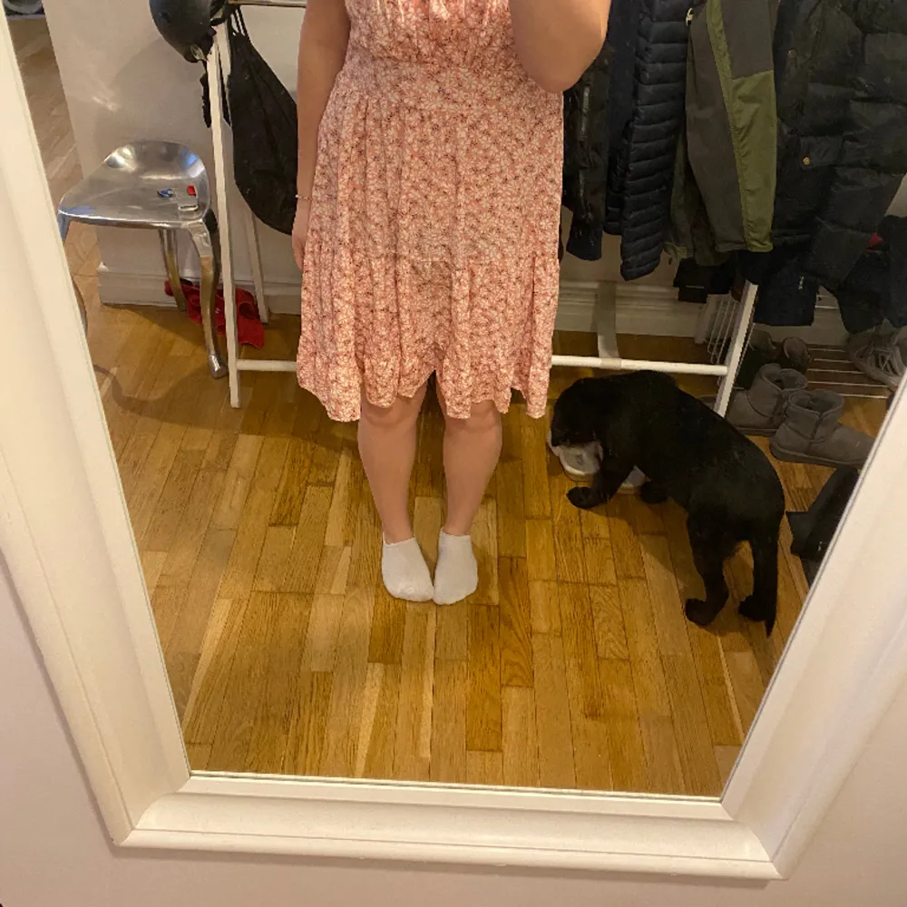 Oanvänd klänning köpt på Shein då jag inte tycker det är min stil längre. Strl L men skulle säga mer som S/M. PERFEKT TILL SOMMAREN 🌸🌸. Mekot.