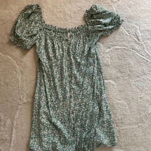 Blommig klänning  - Kort sommarklänning från Nelly. Storlek 40 och är är mycket bra skick🫶🏻💗