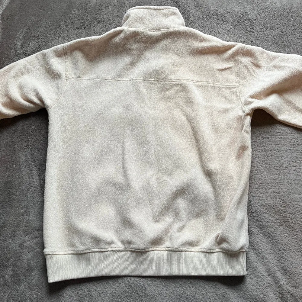 En fin half zip fleece-hoodie från junkyard. Använd fåtal gånger och i mycket bra skick💕💕 nypris 500 säljs för 200. Hoodies.
