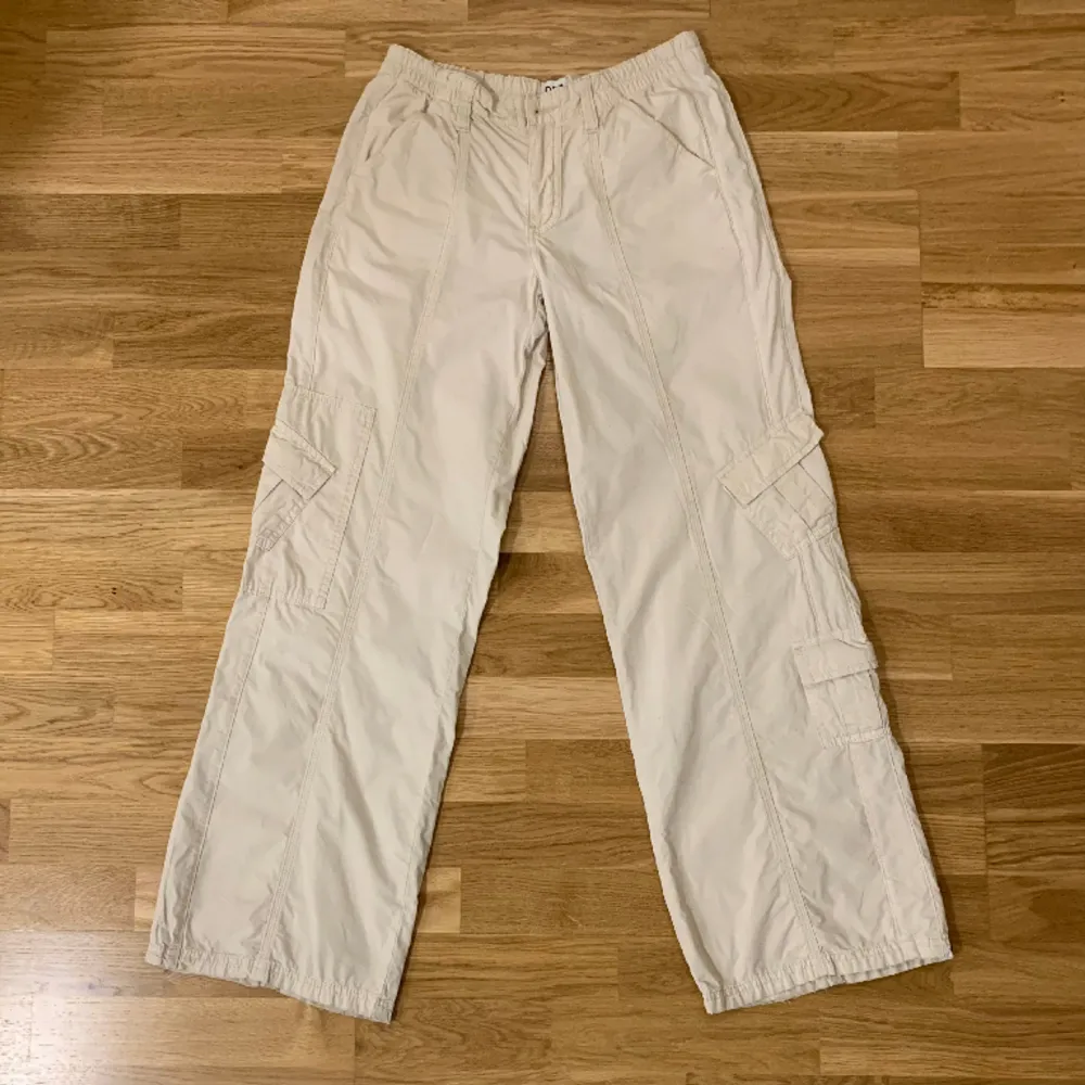 Snygga bdg cargo pants från urban outfitters, bra skick & är 161 cm 🤎 Innerbenslängd: 79 Midja: 37. Jeans & Byxor.