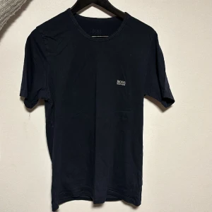 Hugo Boss T-shirt - Hugo Boss t-shirt i strl L men den är liten i storleken. Fint skick och ej använd så mycket då den nästan alltid varit lite för liten.