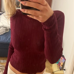 vinröd tröja - vin röd tröja som är lite genomskinlig ❤️köpt på bikbok för 400kr