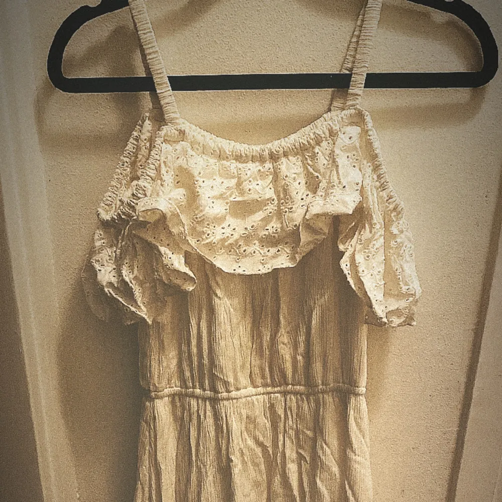 En vit sommar klänning som går ner från axlarna . Klänningar.