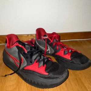 Kyries  - Säljer mina kyries för jag har nya skor. De är lite slitna men greppet är fortfarande bra och de går riktigt bra att spela i. De är i storleken 45