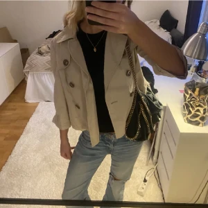 Kappa  - Trekvartsärmad kappa köpt här på plick( lånade bilder frast den jackan) tryck gärna på köp direkt❤️