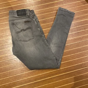 Nudie jeans - Tja säljer dessa snygga nudie jeans. Skick 9/10. Modellen är skinny lin men sitter inte jätte skinny. 32/32. Passar mig som är 185 & 70kg. Hör av dig vid minsta fundering!