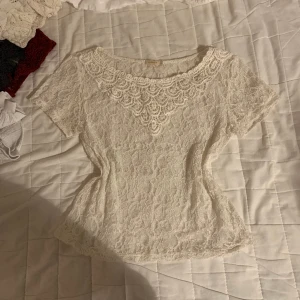 Spets topp med pärlor  - Jättefin, men används inte längre ❤️ Använd gärna köp nu!