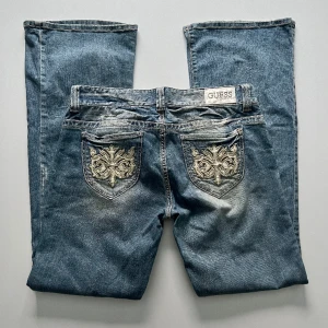 Guess jeans - Vintage Guess lågmidjade boocut jeans. Midjemått: 82 cm. Innerbenslängd: 84 cm. Jag är 176 cm 💓 