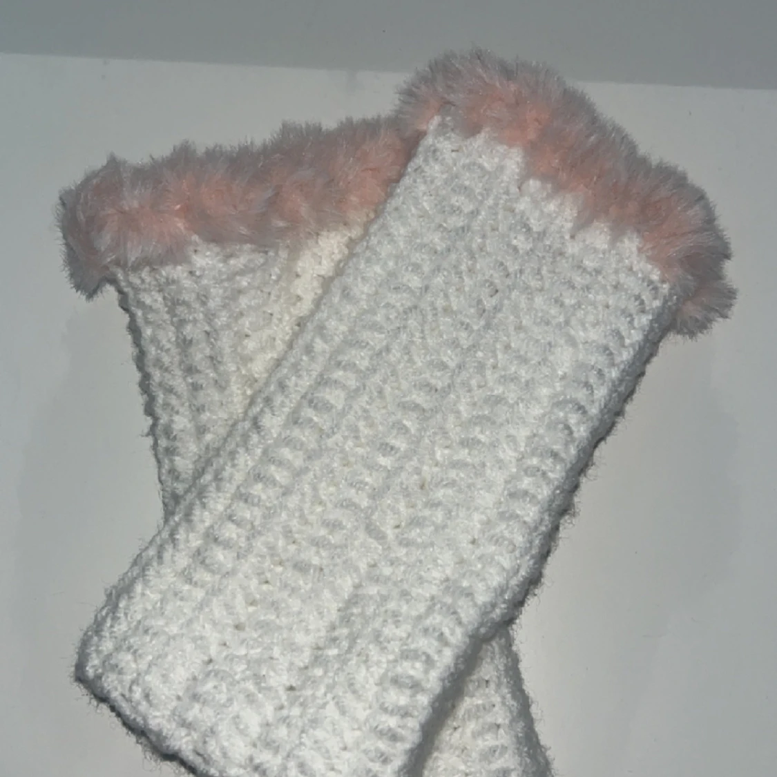 Vita handledsvärmare med fluff