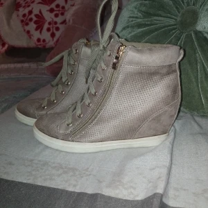 Häftiga retro skor med dold kilklack  - Ljusbruna Lesara OmbM skor i storlek 36. Fint skick och välbevarade. 