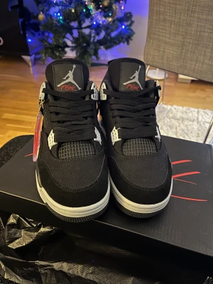 Air Jordan 4 Retro - Hej jag vill sälja mina äkta jordans 4 som jag råka köpa fel störlek på,jätte fina skor storlek 42,5