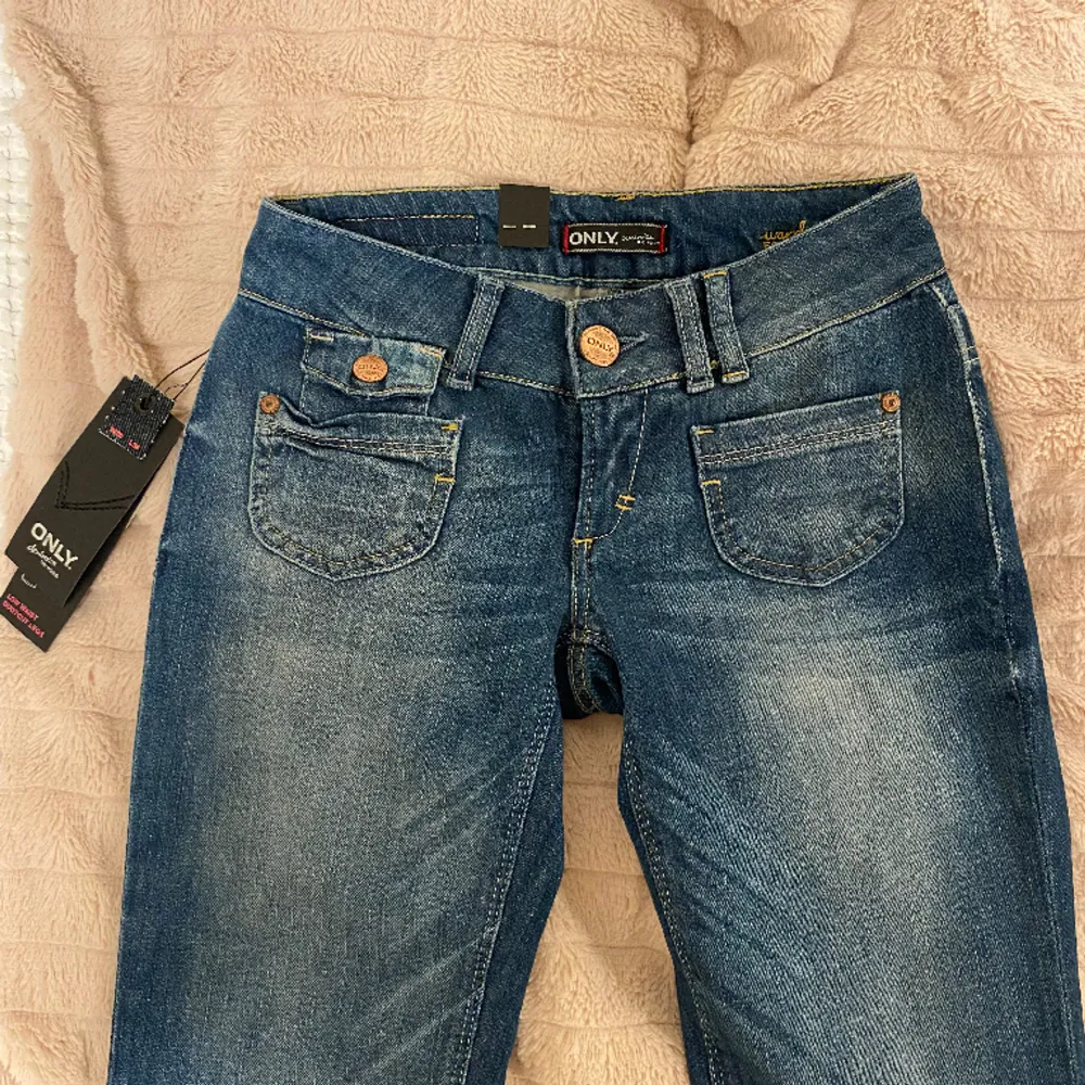 Skitsnygga lågmidjade jeans från only. Helt nya med prislappar! Jag är 172cm för referens 💕💕. Jeans & Byxor.