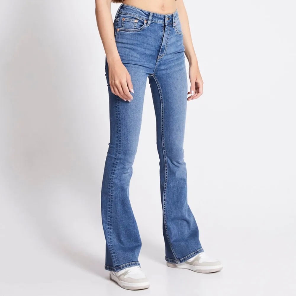 Snake flare jeans, superfina och stretchiga (M passar på folk med L)  Säljer pga de är för stora Använda 2ggr och i väldigt fint skick😚. Jeans & Byxor.