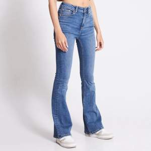 Snake flare jeans, superfina och stretchiga (M passar på folk med L)  Säljer pga de är för stora Använda 2ggr och i väldigt fint skick😚
