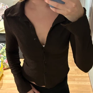 Skjorta - Snygg skjorta med räfflat tyg