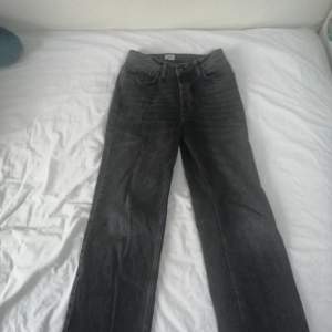 Säljer ett par Twist and tango jeans som inte används längre. Ny pris runt 1200 kr mitt pris 200. Som nya. Storlek 28 i midjan