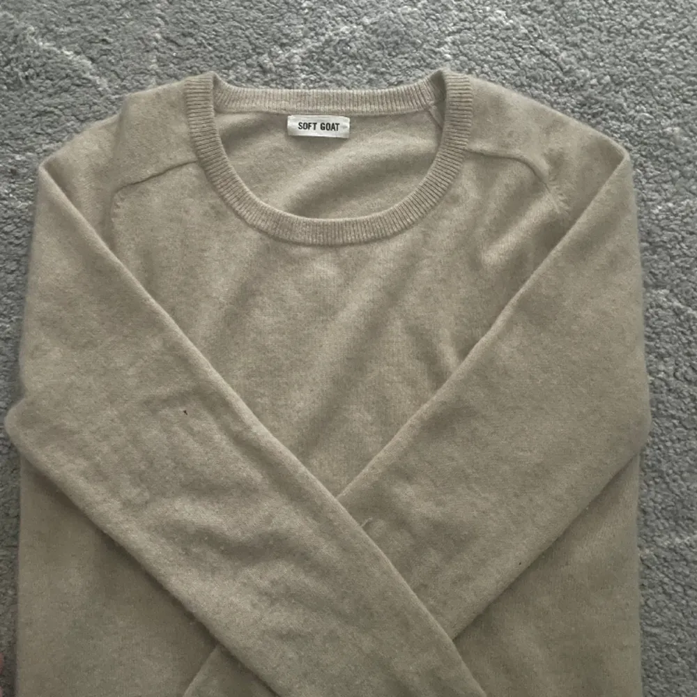 Oliv Kashmir sweater från Soft Goat i storlek S, nypris 2600. Skick 9/10, inga defekter och kashmiren är i väldigt bra skick. Hör av er vid fler frågor 🙌. Tröjor & Koftor.