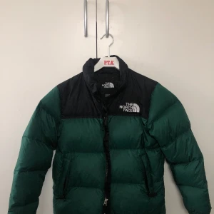 The North Face jacka - Grön jacka från The North Face. Storlek L barn men som en XS-S i vanlig storlek. I fint skick och precis nytvättad!💚