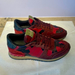 Valentino rockrunner  - Säljer ett par asfeta valentino rockrunners till ett bra pris! Skick är ungefär 8/10, då de är väl använda men fortfarande har mycket kvar att ge. De har inga större defekter, inga som syns när de används. Kom DM vid frågor! Storlek 42 men passar också 43