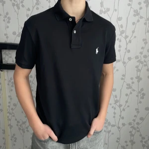 Ralph Lauren Piké - Ralph lauren piké i absolut nyskick. Inga defekter, 10/10 i skick. Nypris 1199kr, mitt pris 299kr. MvH Wiggo