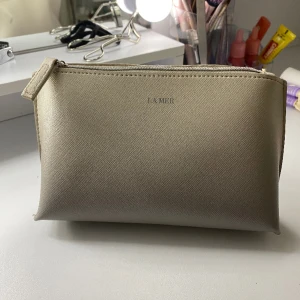 La mer sminkväska  - Sminkväska från märket La mer, inga skador utanför men lite smutsig innanför, men går nog att tvätta bort.  Original pris är runt 49,99$. Pris går att diskutera vid snabb affär.  Skriv för mått 💕 Skriv för fler frågor eller bilder