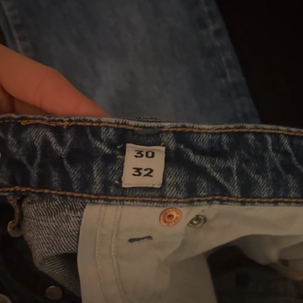 Säljer mina helt oanvända Jack and Jones jeans då dom är lite för stora för mig i benen, priset är ej helt hugget i sten! (Nypris 749). Jeans & Byxor.