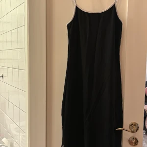 Långklänning - Långklänning ( lite tjockare material) använd en gång med öppen slits på vänster sida