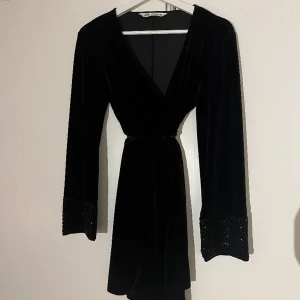 Klänning i sammet, zara - Svart sammetsklänning från zara. Storlek xs. 