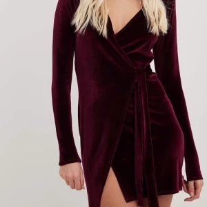 Velvet dress - Det är en klänning med sametskänsla. Den har en omlott designers en knutna stängning med en dold knapp på insidan.  Slutsåld på NA-KD och säljer den då den är för kort för mig. Klänningen är helt oanvänd. 