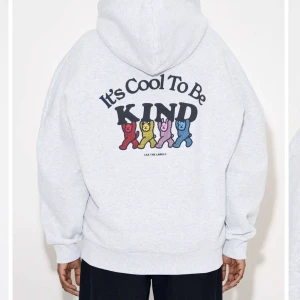 LXA x friends hoodie - LXA the label x friends hoodie ⭐️ Otroligt fin hoodie!!!! Oversized och snygg!! Helt ny, bara provad, men va för liten och glömde skicka tillbaka. Den har lappen kvar. Kan absolut skicka egna bilder på den om man är intresserad! 🥰