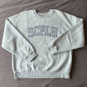 SWEATER - Mysig oversized sweater från Ginatricot, sparsamt använd och i fint skick utan defekter! ☁️Köparen står för frakt 🤍