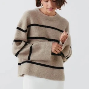 Beige randig stickad tröja - Säljer denna beiga superfina stickade tröjan från Gina Tricot!🥰Köpte den i fel storlek så därför säljer jag den. Aldrig använd, nyskick!🤩😇🩷