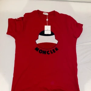 Moncler t shirt - Säljer denna vara pga ej användning. Det står storlek L men är liten så den passar mer som M