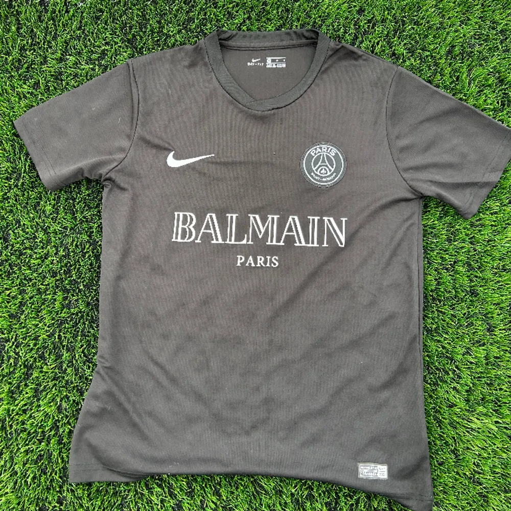 Säljer denna psg balmain tröja för 300kr kan tänka mig att gå ner i pris vid snabb affär. Jag är 181 lång och den sitter bra.. T-shirts.