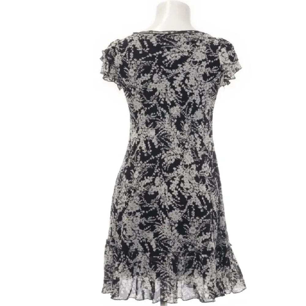 Så söt svart vit klänning perfekt till vardags! 💙💙💙💙💙. Klänningar.