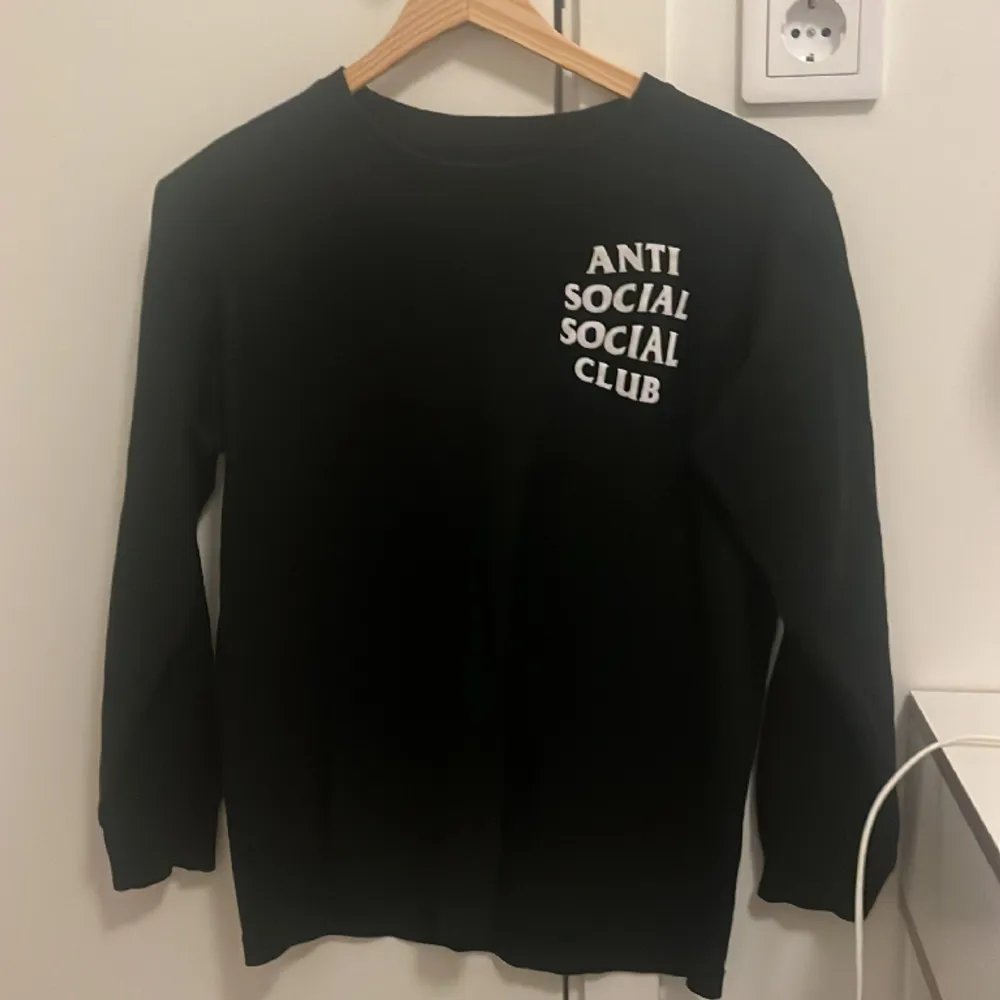 Jättecool anti Social social club tröja, säljer då den inte längre passar mig. Hoppas den får en ny ägare <3. T-shirts.
